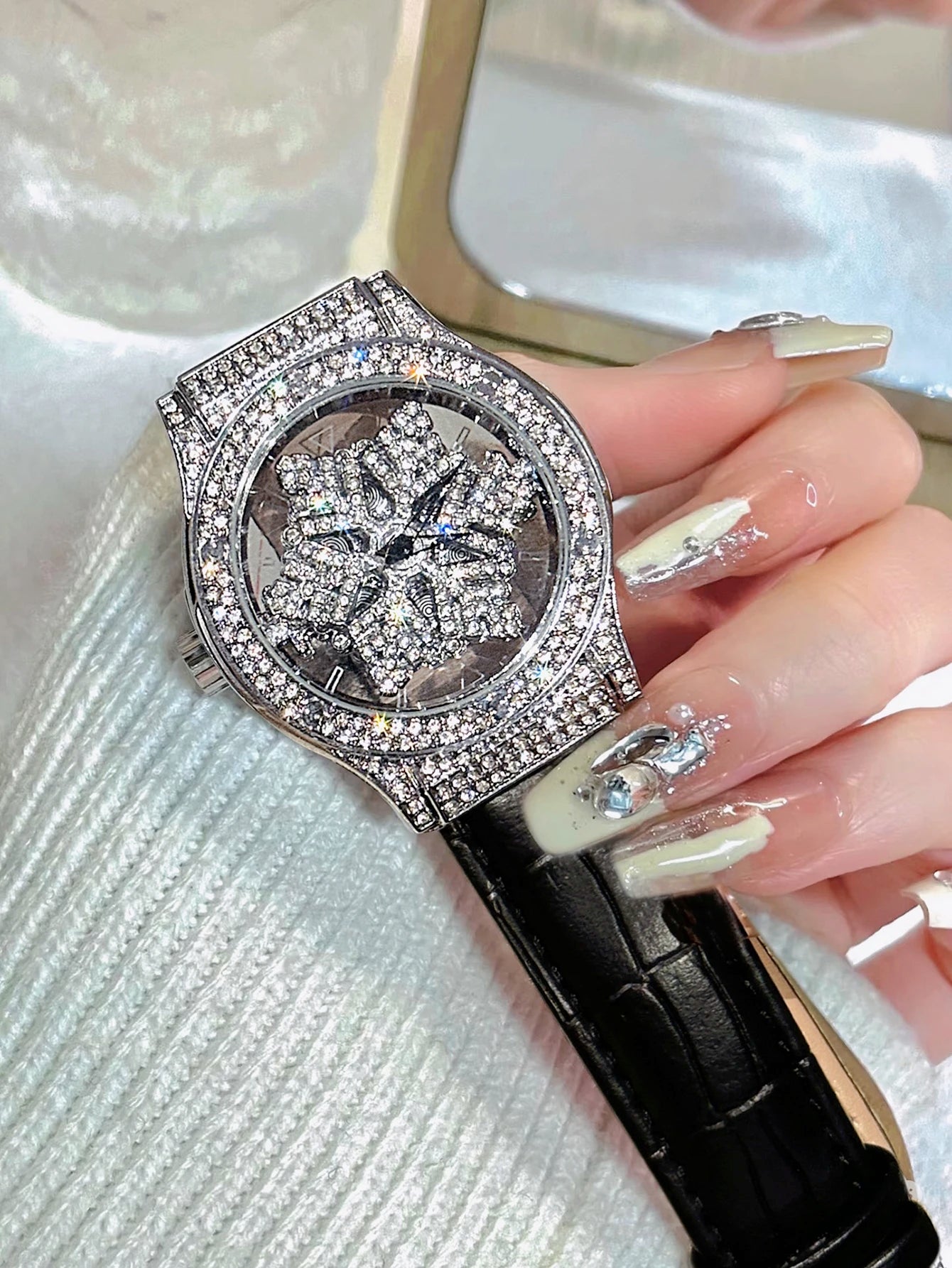 Sara Fashionable Women's Watch