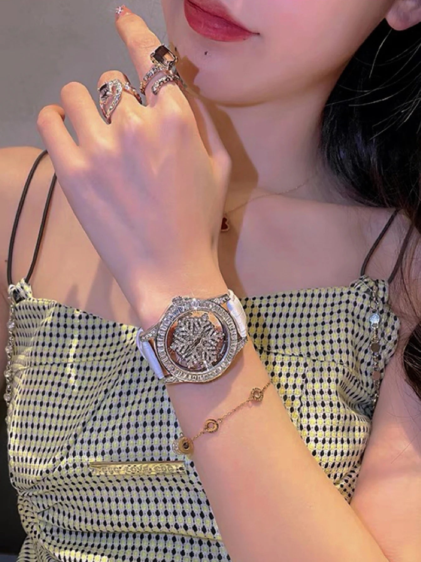 Sara Fashionable Women's Watch