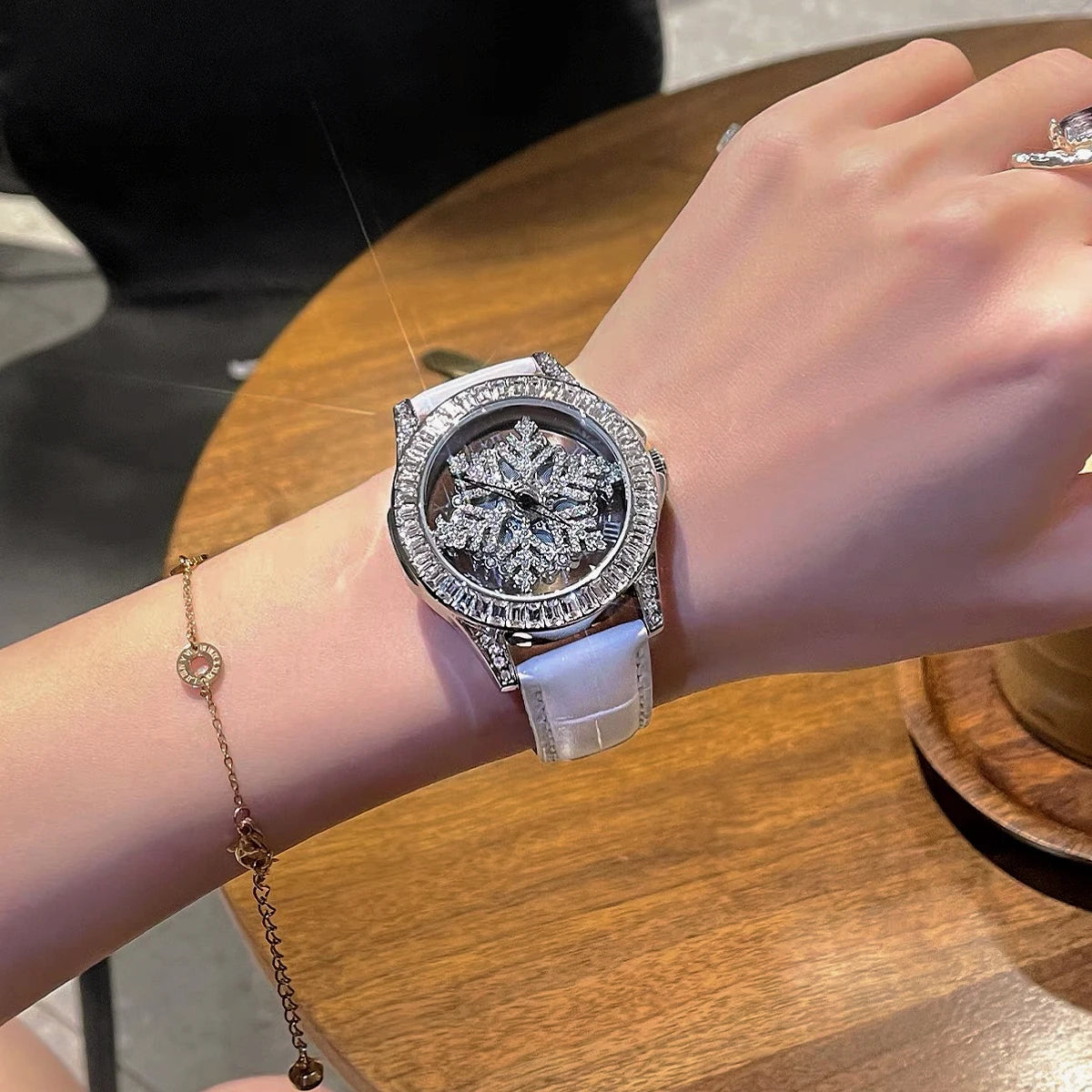 Sara Fashionable Women's Watch