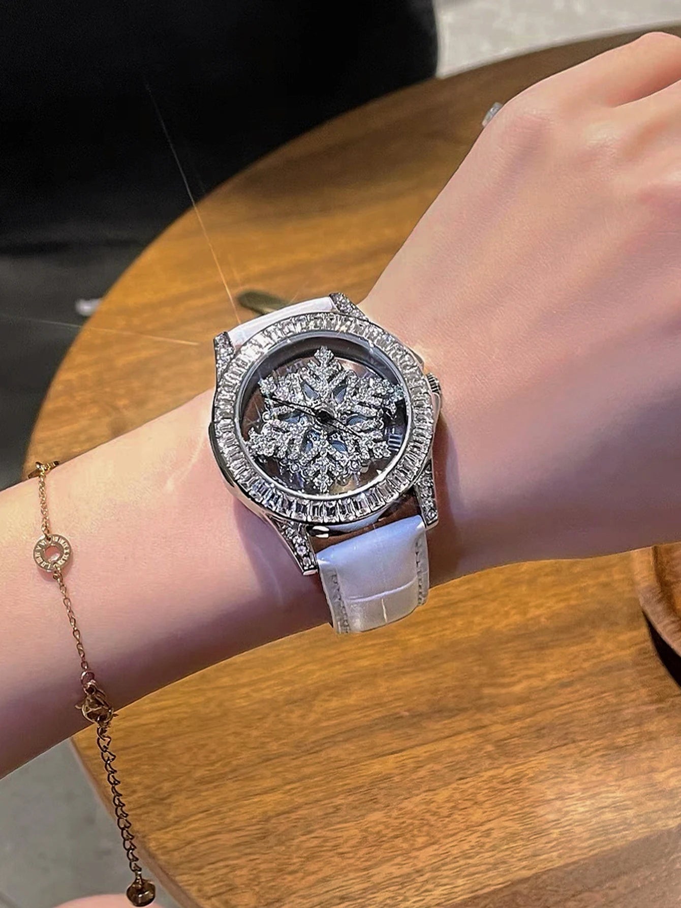 Sara Fashionable Women's Watch